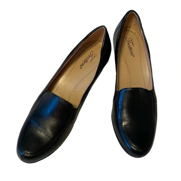 Trotters Black Leather Slip On Loafers 10 M 2” Heel Comfort Style Vintage GUC - Picture 1 of 9